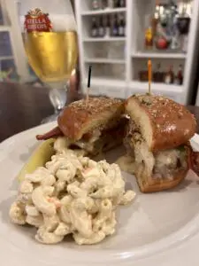 Bacon cheeseburger with macaroni salad and beer